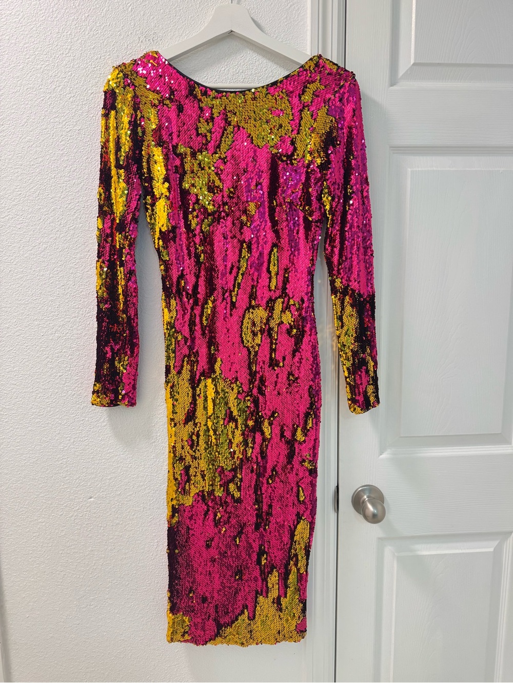 Dress the Population Women Emery V Neck Long-Sleeve Sequin Dress Hot Pink Small - Picture 5 of 7